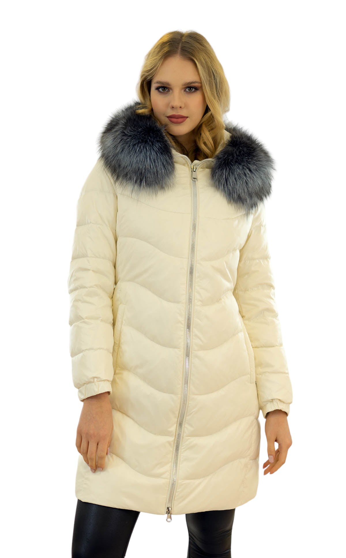 echtpelz silberfuchs daunenmantel fuer damen in zartem beige parkajack