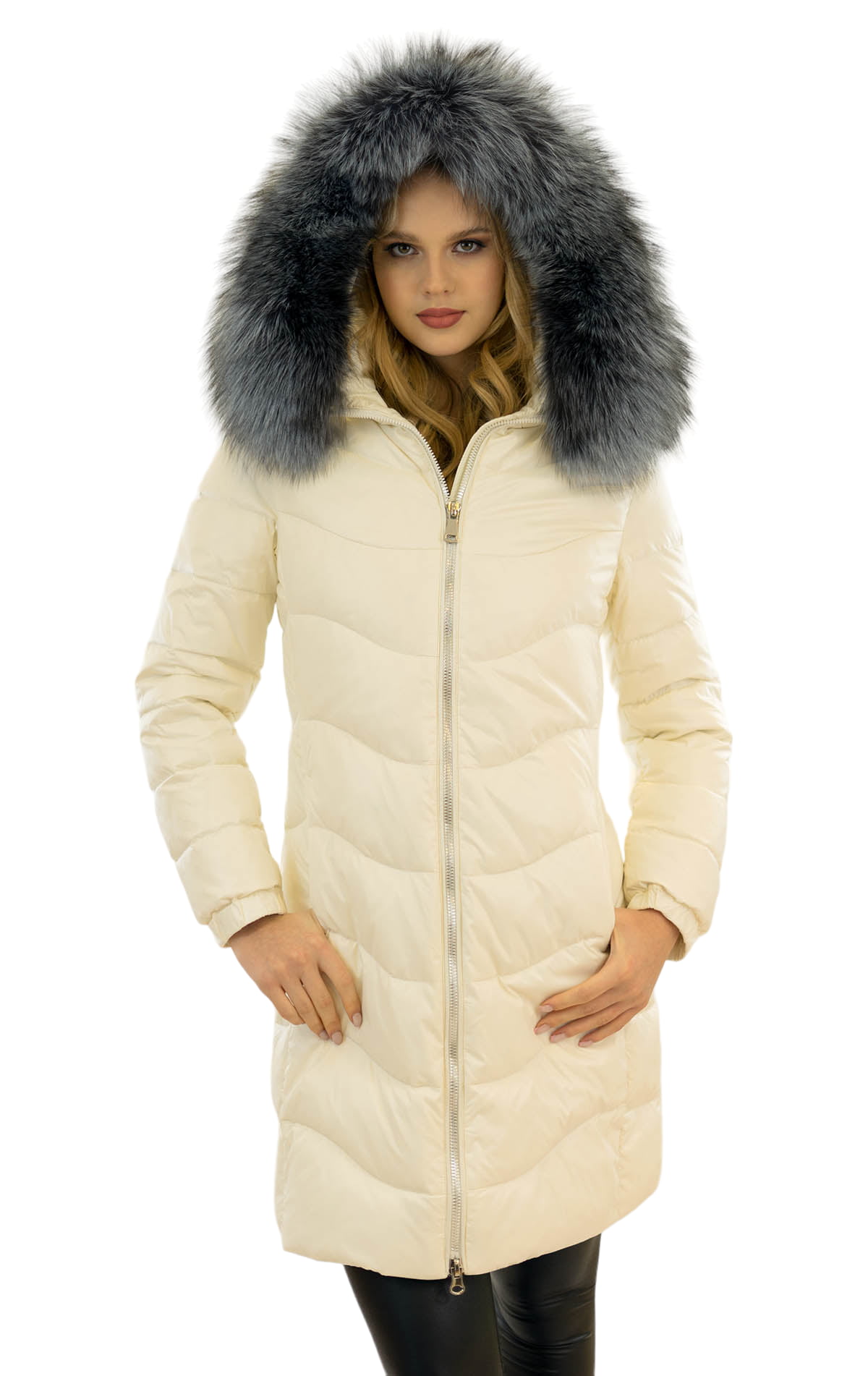 echtpelz silberfuchs daunenmantel fuer damen in zartem beige parkajacke
